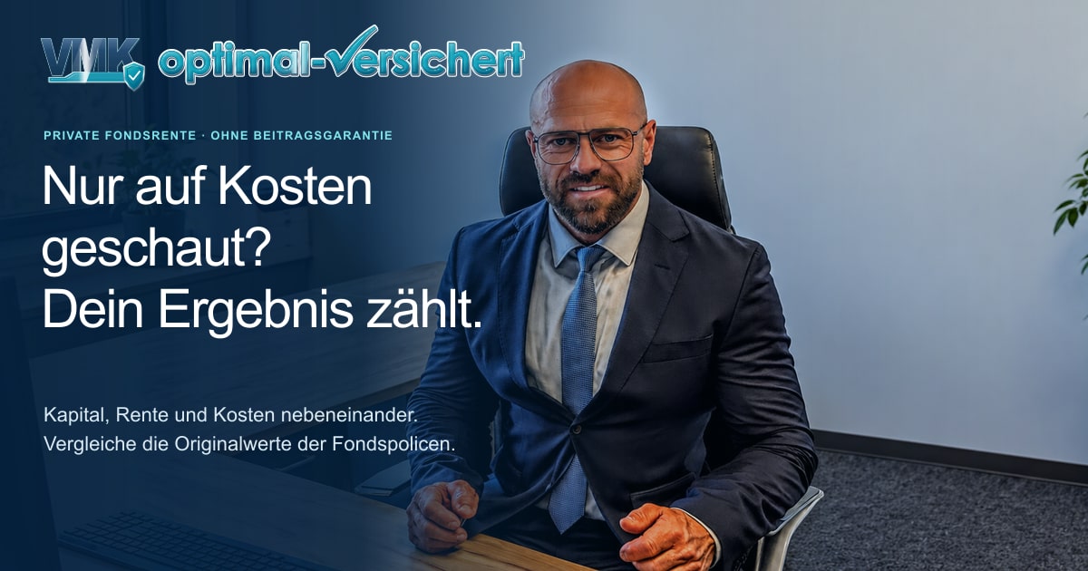 Fondsrenten vergleichen – Stefan König am Schreibtisch mit Tastatur und Monitor